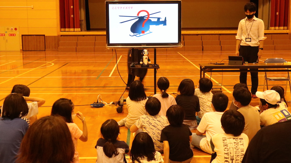講師役のロボットからの説明の様子 講師役のロボットからの説明の様子