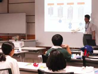 二瀬交流センター科学実験クラブの様子