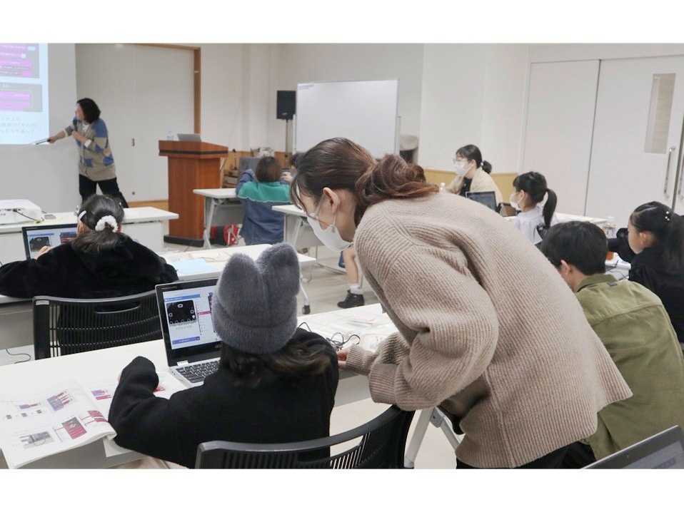 二瀬交流センター科学実験クラブの様子3 二瀬交流センター科学実験クラブの様子3