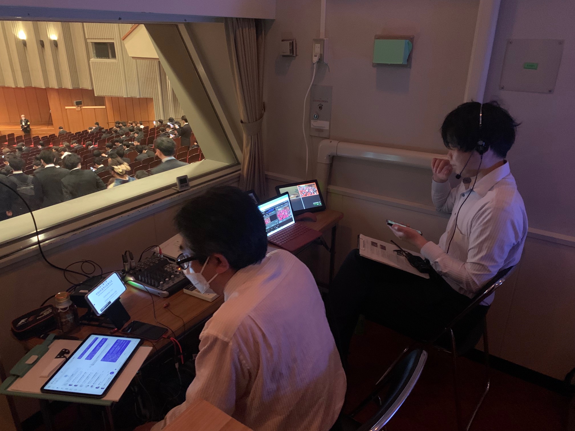 学位記授与式・入学式のYouTubeライブ配信の様子1 学位記授与式・入学式のYouTubeライブ配信の様子1