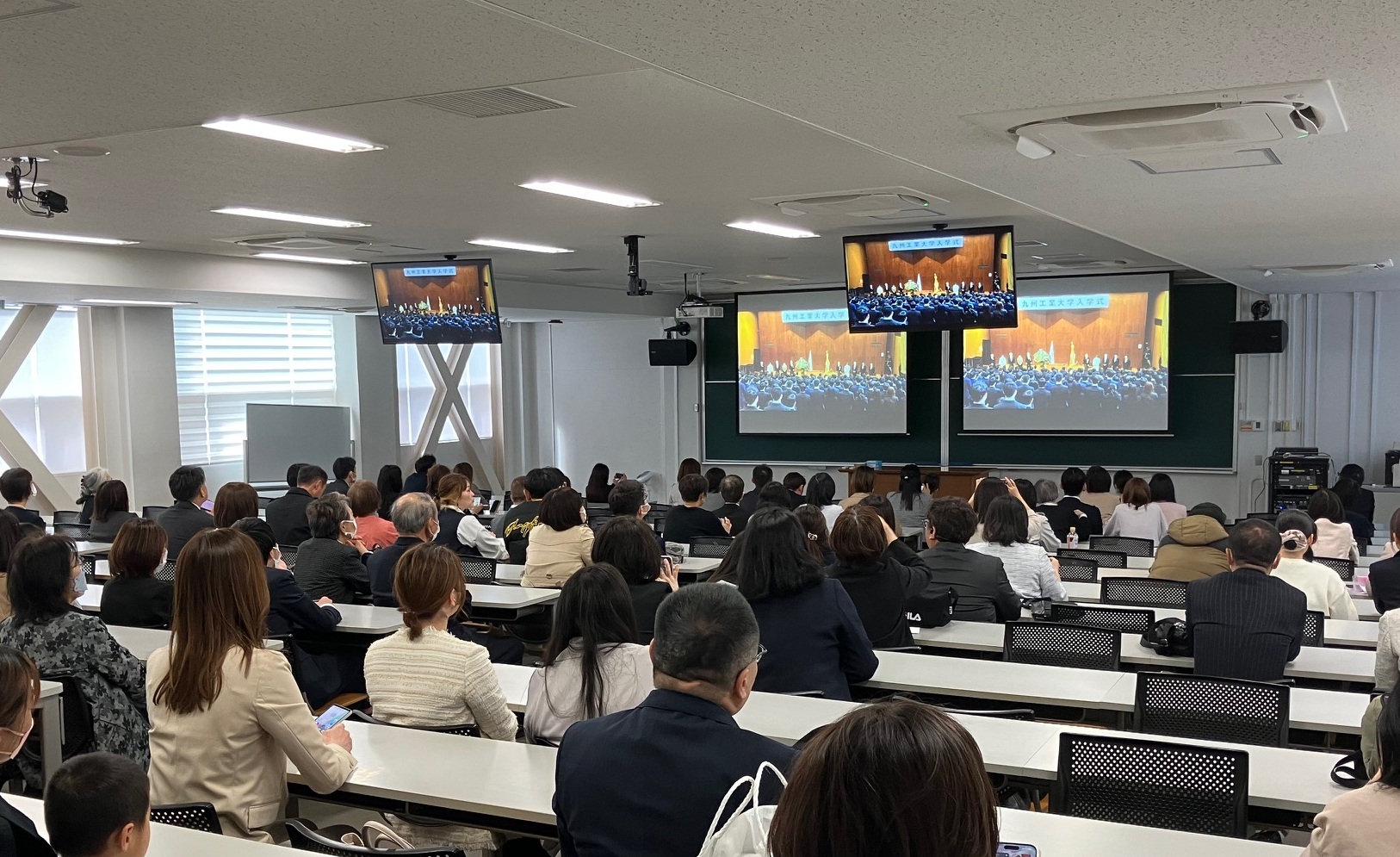学位記授与式・入学式のYouTubeライブ配信の様子4 学位記授与式・入学式のYouTubeライブ配信の様子4